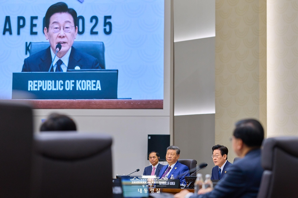 이재명 대통령이 1일 경북 경주시 화백컨벤션센터(HICO)에서 열린 2025 아시아태평양경제협력체(APEC) 정상회의 제2세션에서 개회사를 하고 있다.
