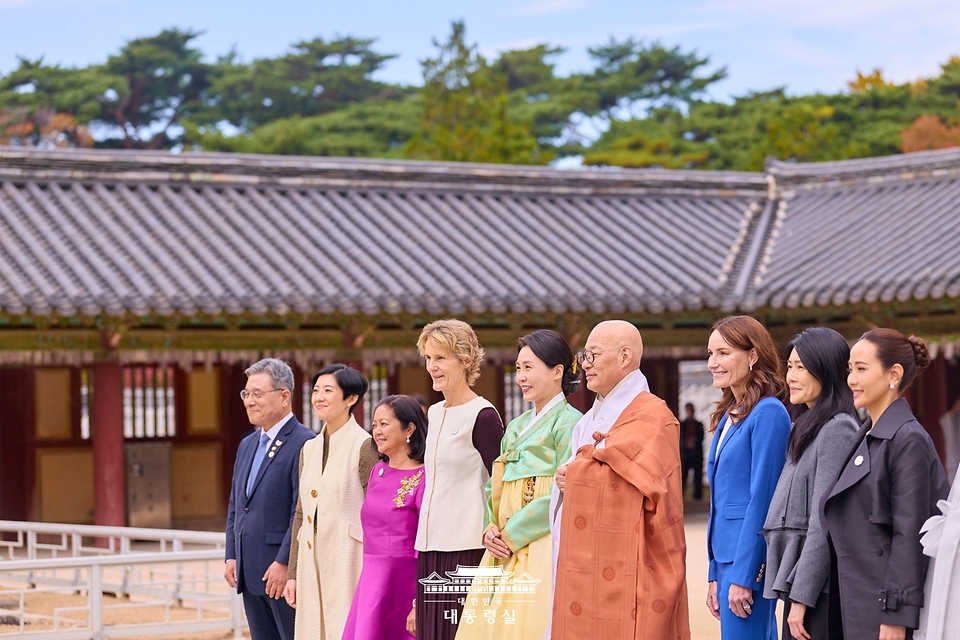 김혜경 여사가 31일 경북 경주 불국사에서 열린 2025 아시아태평양경제협력체(APEC) 정상회의 배우자 초청 행사에서 참석자들과 함께 기념촬영을 하고 있다.