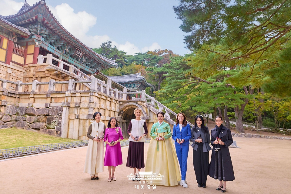 김혜경 여사가 31일 경북 경주 불국사에서 열린 2025 아시아태평양경제협력체(APEC) 정상회의 배우자 초청 행사에서 참석자들과 함께 기념촬영을 하고 있다.