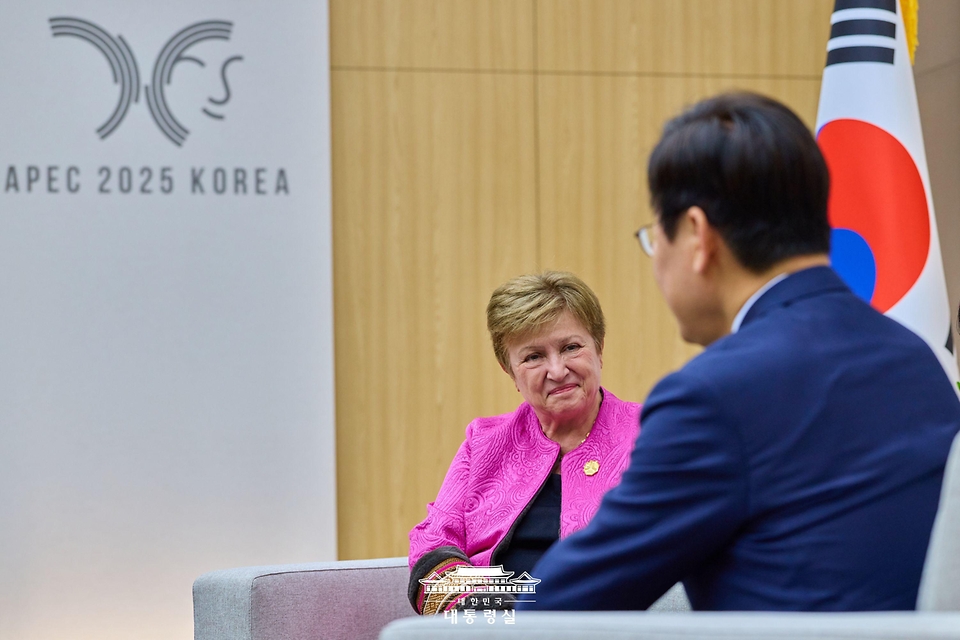 이재명 대통령이 31일 경북 경주화백컨벤션센터에서 크리스탈리나 게오르기에바 국제통화기금(IMF) 총재와 면담하고 있다.