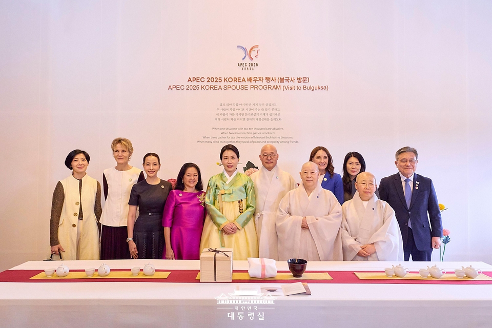 김혜경 여사가 31일 경북 경주 불국사에서 열린 2025 아시아태평양경제협력체(APEC) 정상회의 배우자 초청 행사에서 참석자들과 함께 기념촬영을 하고 있다.