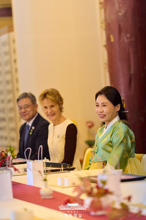 김혜경 여사가 31일 경북 경주 불국사에서 열린 2025 아시아태평양경제협력체(APEC) 정상회의 배우자 초청 행사에서 참석자들과 대화하고 있다.