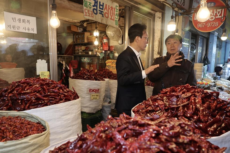김민석 국무총리가 3일 동대문구 경동시장을 방문, 농축산물 물가 상황을 점검하고 있다.