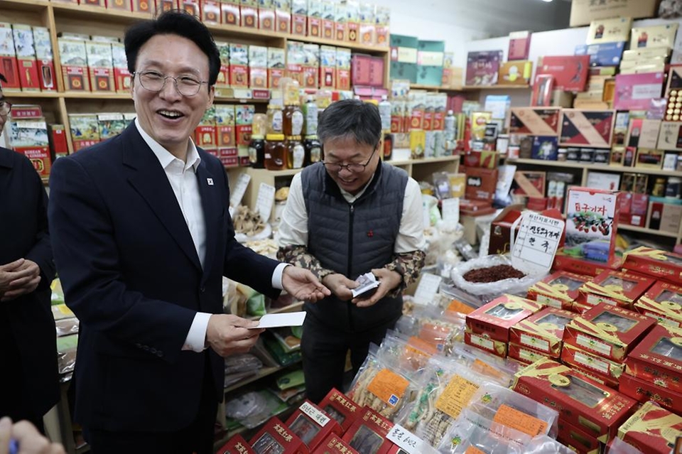 김민석 국무총리가 3일 동대문구 경동시장을 방문, 농축산물 물가 상황을 점검하고 있다.