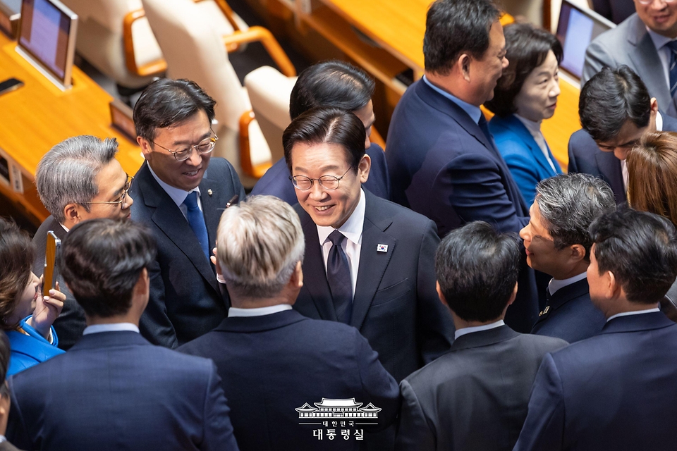 이재명 대통령이 4일 서울 여의도 국회 본회의장에서 2026년도 예산안 및 기금운용계획안에 대한 시정연설을 마친 후 의원들과 인사를 나누고 있다.