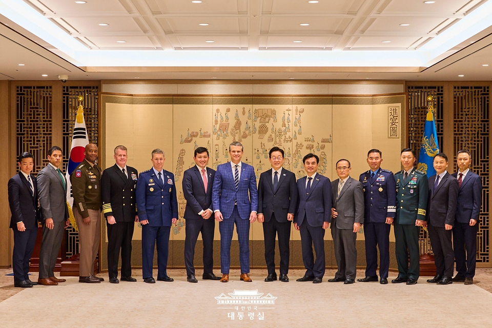 이재명 대통령이 4일 서울 용산 대통령실 청사에서 피트 헤그세스 미국 국방부 장관을 접견하며 참석자들과 기념촬영을 하고 있다.