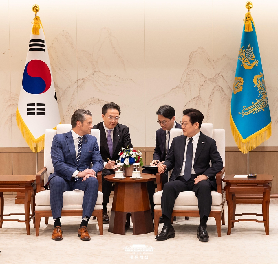 이재명 대통령이 4일 서울 용산 대통령실 청사에서 피트 헤그세스 미국 국방부 장관을 접견하고 있다.