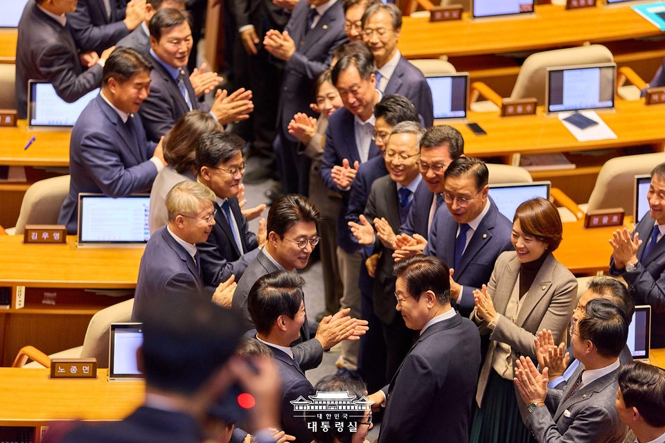 이재명 대통령이 4일 서울 여의도 국회 본회의장에서 2026년도 예산안 및 기금운용계획안에 대한 시정연설을 위해 입장하고 있다.
