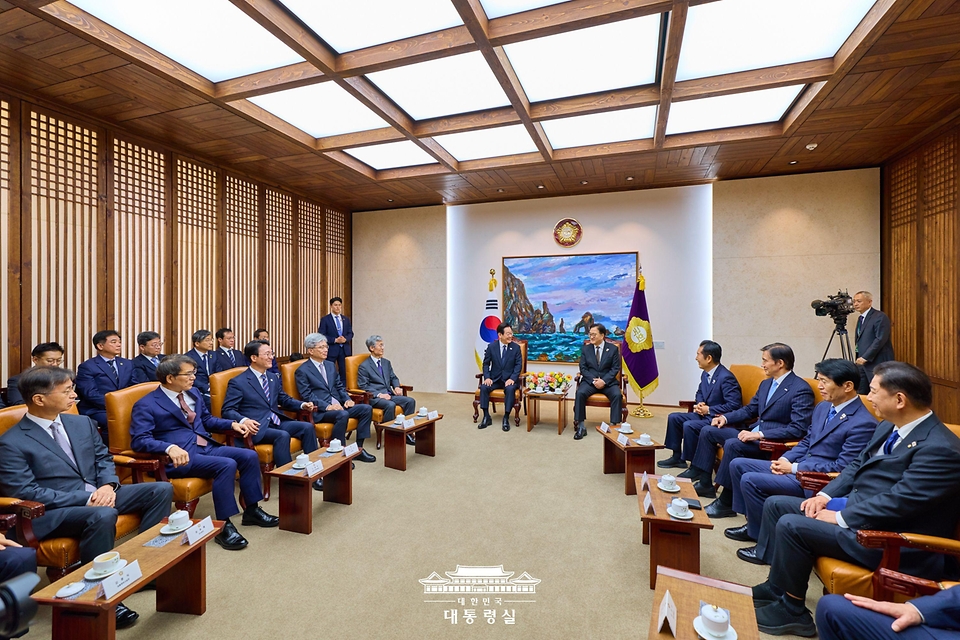 시정연설을 위해 국회를 방문한 이재명 대통령이 4일 국회의장접견실에서 우원식 국회의장 등과의 환담에서 발언하고 있다.