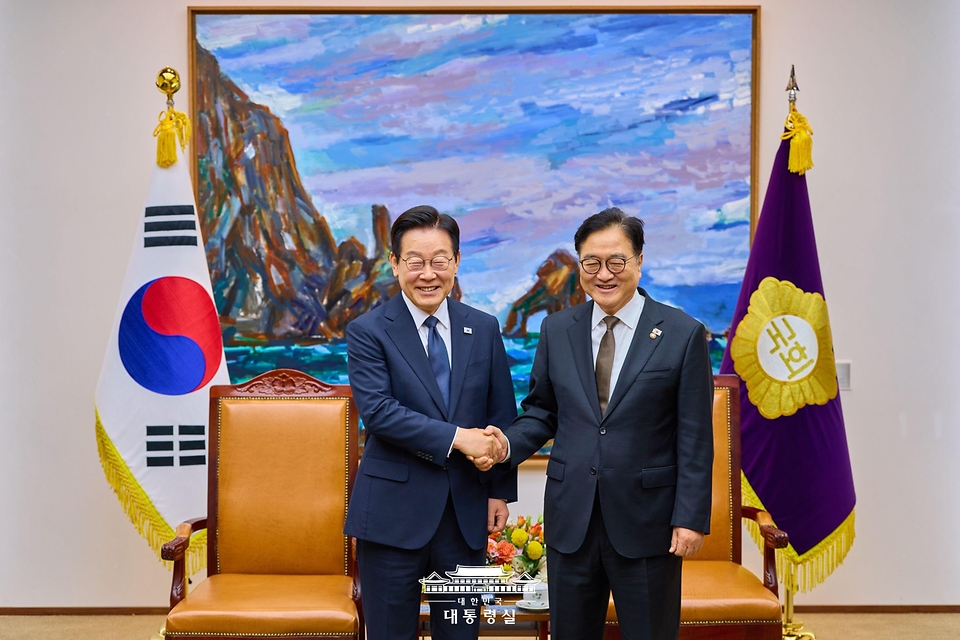 시정연설을 위해 국회를 방문한 이재명 대통령이 4일 국회의장접견실에서 열린 환담에서 우원식 국회의장과 악수하고 있다.