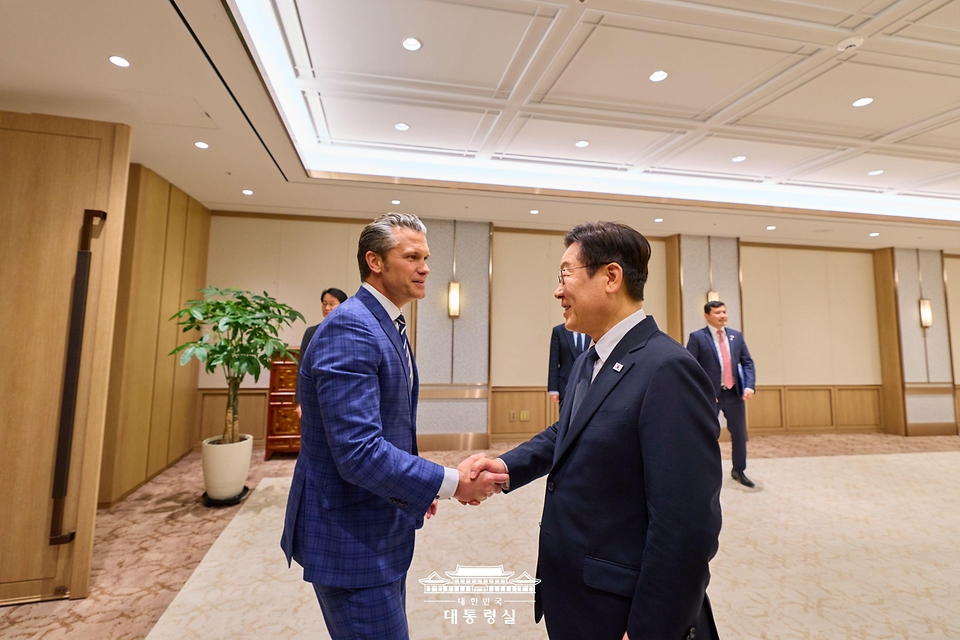 이재명 대통령이 4일 서울 용산 대통령실 청사에서 피트 헤그세스 미국 국방부 장관 접견에 앞서 악수하고 있다.