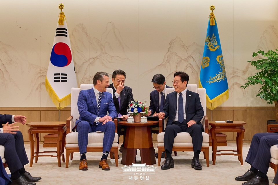 이재명 대통령이 4일 서울 용산 대통령실 청사에서 피트 헤그세스 미국 국방부 장관을 접견하고 있다.