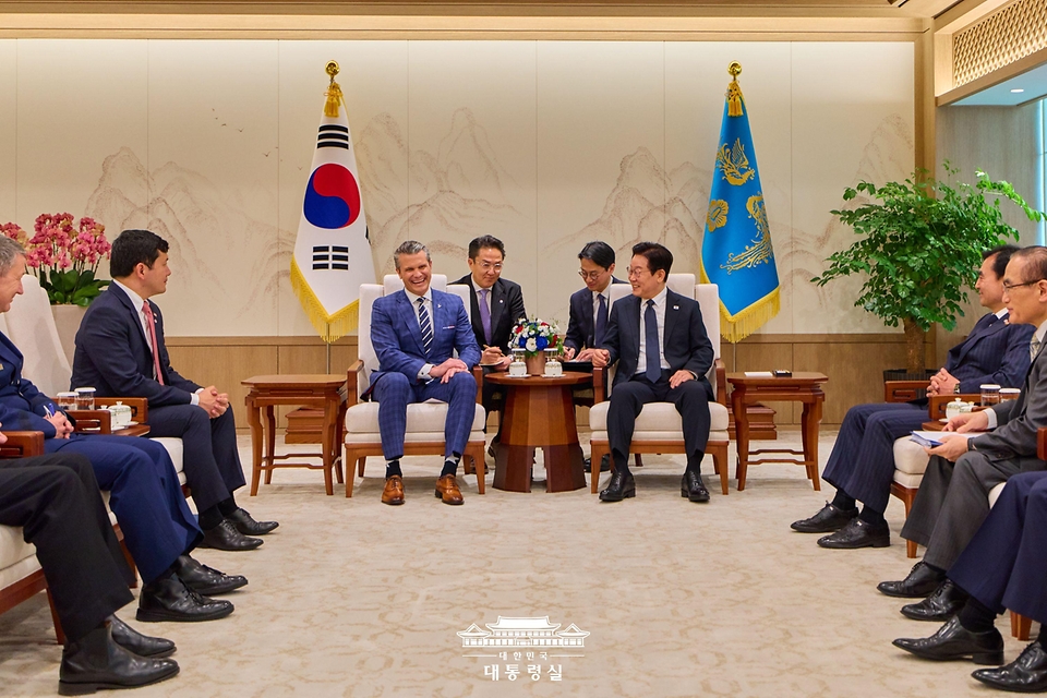 이재명 대통령이 4일 서울 용산 대통령실 청사에서 피트 헤그세스 미국 국방부 장관을 접견하고 있다.