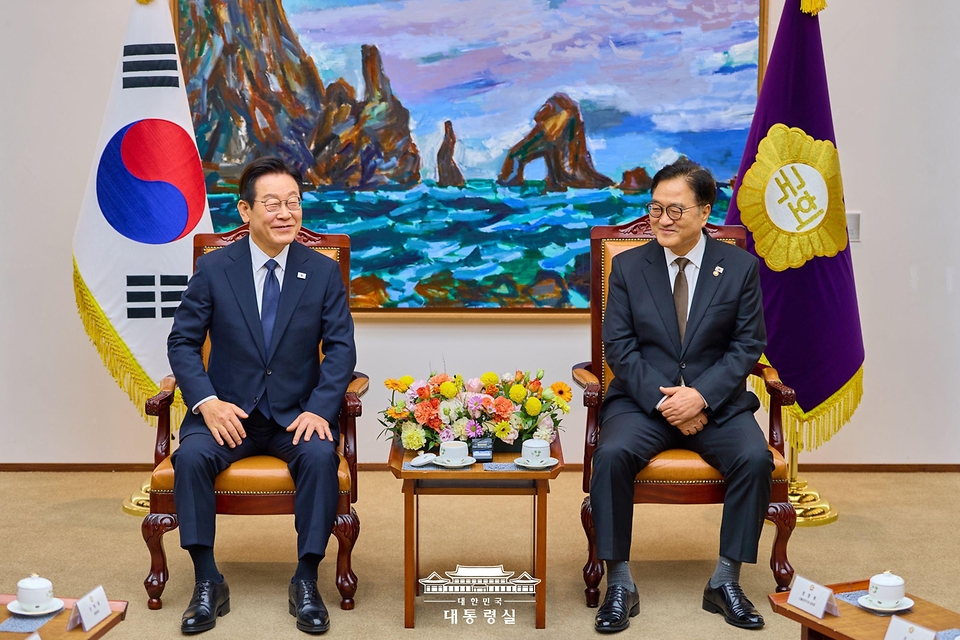 시정연설을 위해 국회를 방문한 이재명 대통령이 4일 국회의장접견실에서 우원식 국회의장 등과의 환담에서 발언하고 있다.