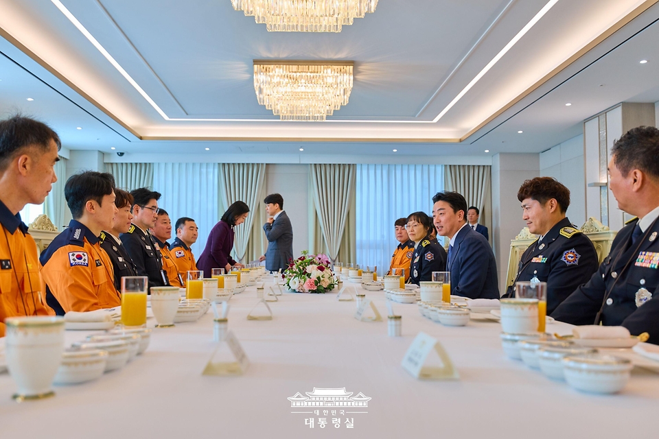 강훈식 대통령 비서실장이 5일 서울 용산 대통령실 청사에서 열린 소방 공무원 격려 오찬에서 발언을 하고 있다.