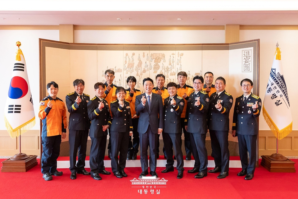 강훈식 대통령 비서실장이 5일 서울 용산 대통령실 청사에서 열린 소방 공무원 격려 오찬에서 참석자들과 기념촬영을 하고 있다.