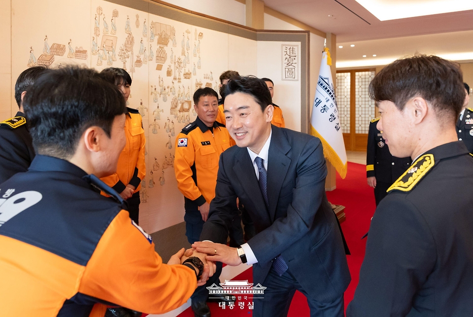 강훈식 대통령 비서실장이 5일 서울 용산 대통령실 청사에서 열린 소방 공무원 격려 오찬을 마친 후 참석자들과 악수를 하고 있다.