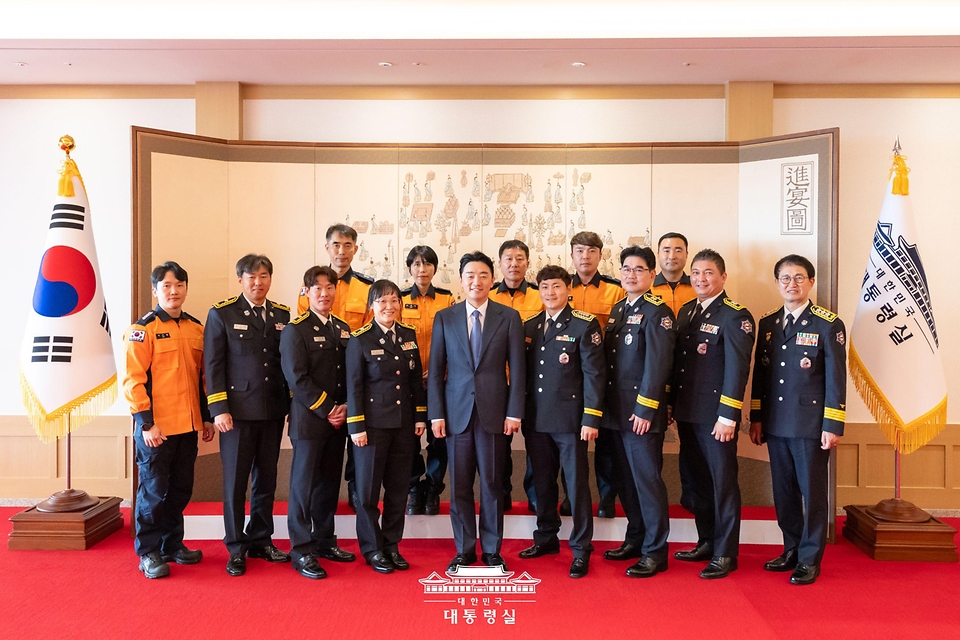 강훈식 대통령 비서실장이 5일 서울 용산 대통령실 청사에서 열린 소방 공무원 격려 오찬에서 참석자들과 기념촬영을 하고 있다.