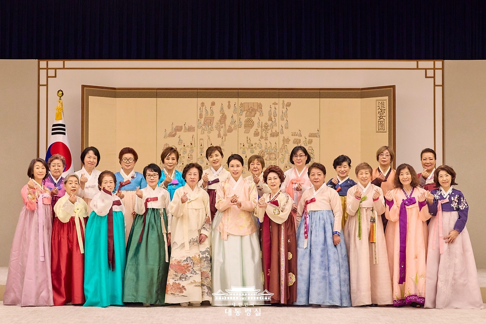 김혜경 여사가 6일 서울 용산 대통령실 청사에서 열린 재일본대한민국부인회 차담회에서 참석자들과 기념촬영을 하고 있다.