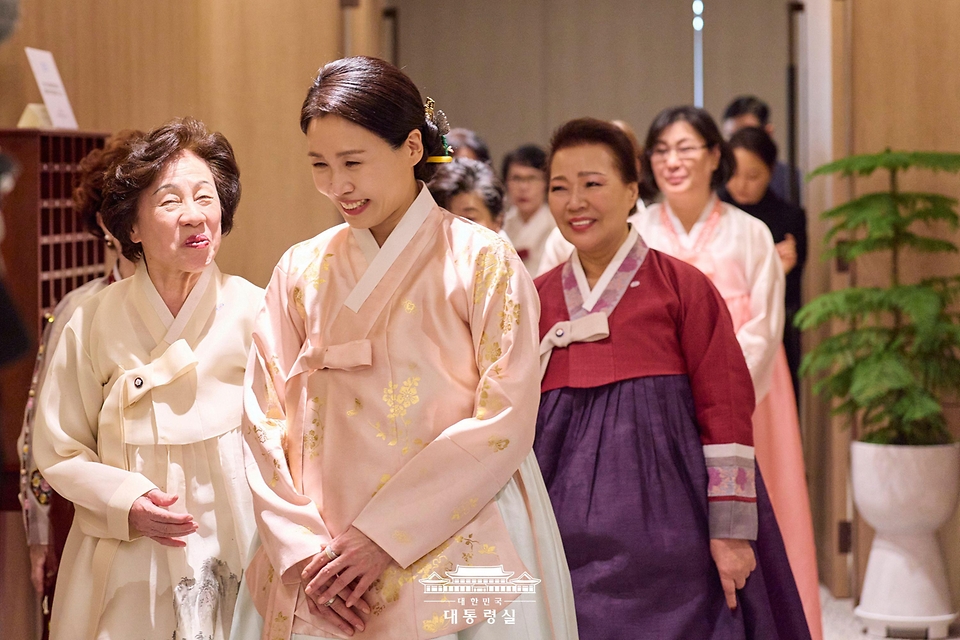 김혜경 여사가 6일 서울 용산 대통령실 청사에서 열린 재일본대한민국부인회 차담회에 참석하고 있다.