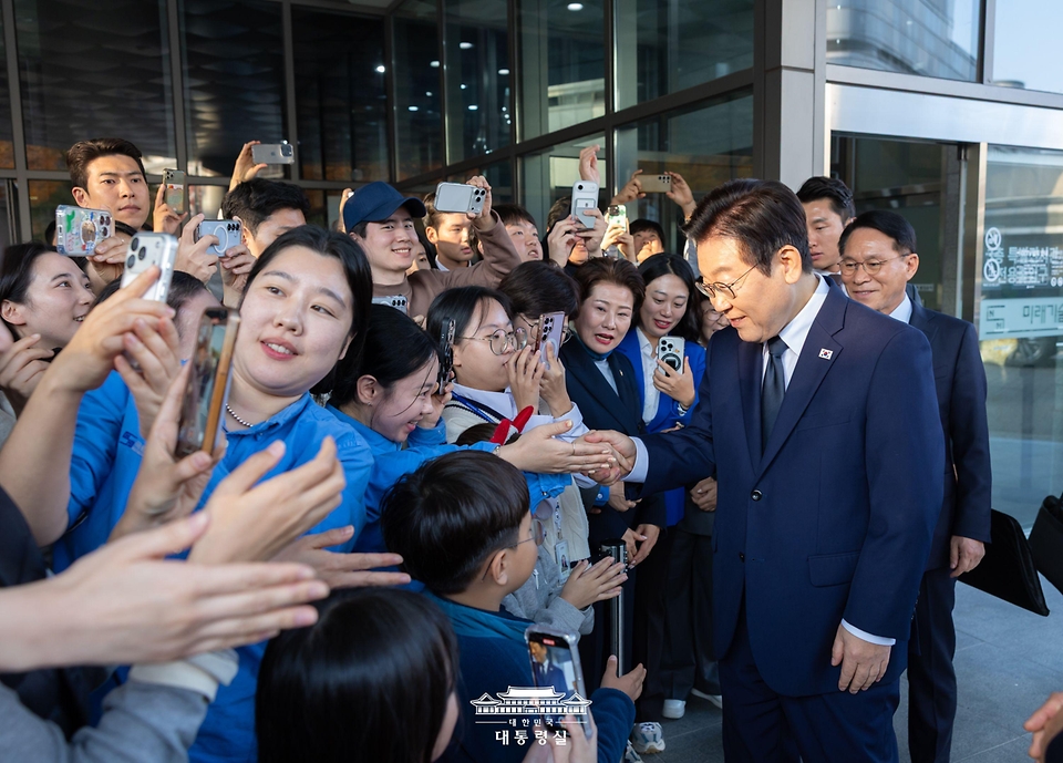 이재명 대통령이 7일 대전 유성구 국립중앙과학관에서 열린 다시 과학기술인을 꿈꾸는 대한민국 국민보고회에서 참석자들과 인사를 나누고 있다.