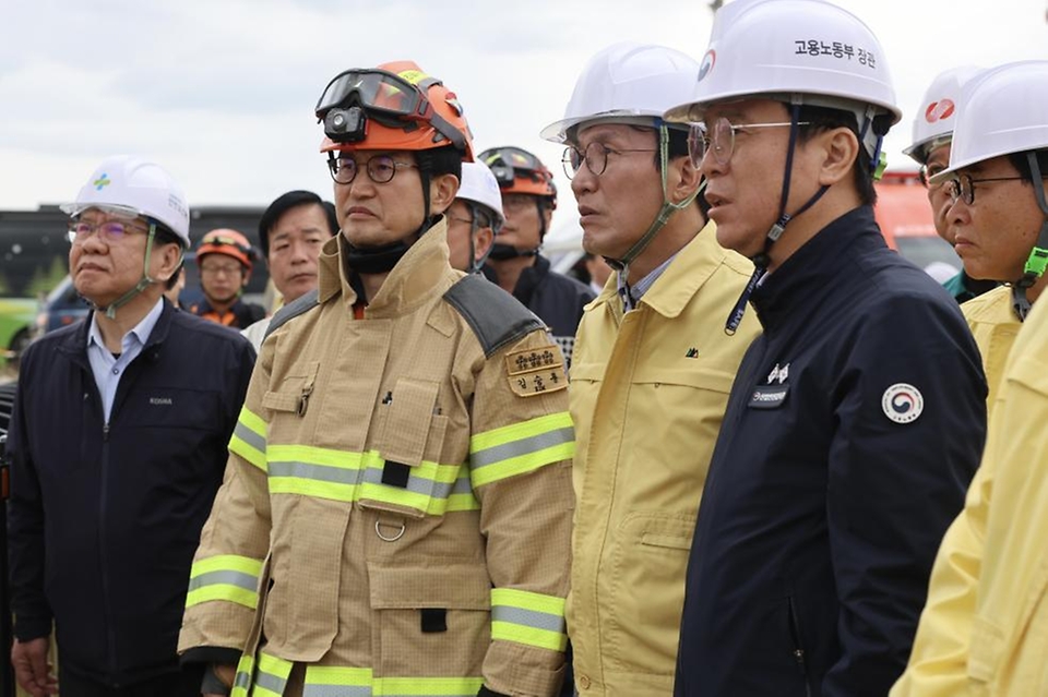 김민석 국무총리가 8일 울산 남구 화력발전소 매몰사고 현장을 방문, 구조 상황을 점검하고 있다.