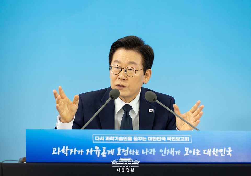 이재명 대통령이 7일 대전 유성구 국립중앙과학관에서 열린 다시 과학기술인을 꿈꾸는 대한민국 국민보고회에서 발언하고 있다.