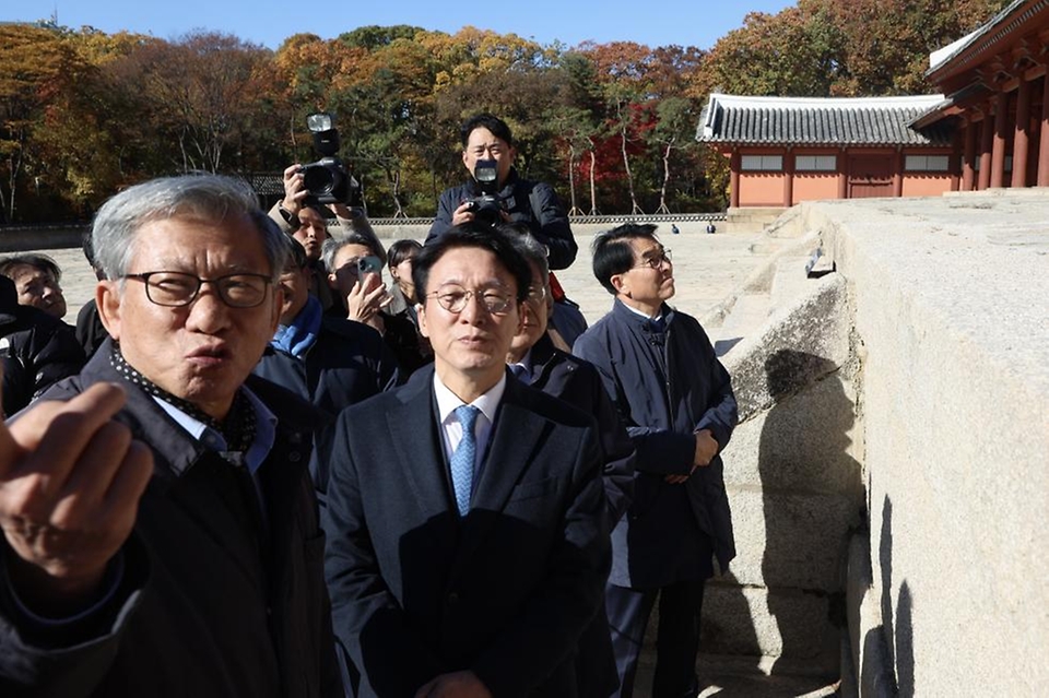 김민석 국무총리가 10일 서울시의 종묘 앞 고층건물 허용과 관련 허민 국가유산청장, 유홍준 국립중앙박물관장 등과 함께 종로구 종묘를 방문, 외부 조망을 점검하고 있다.