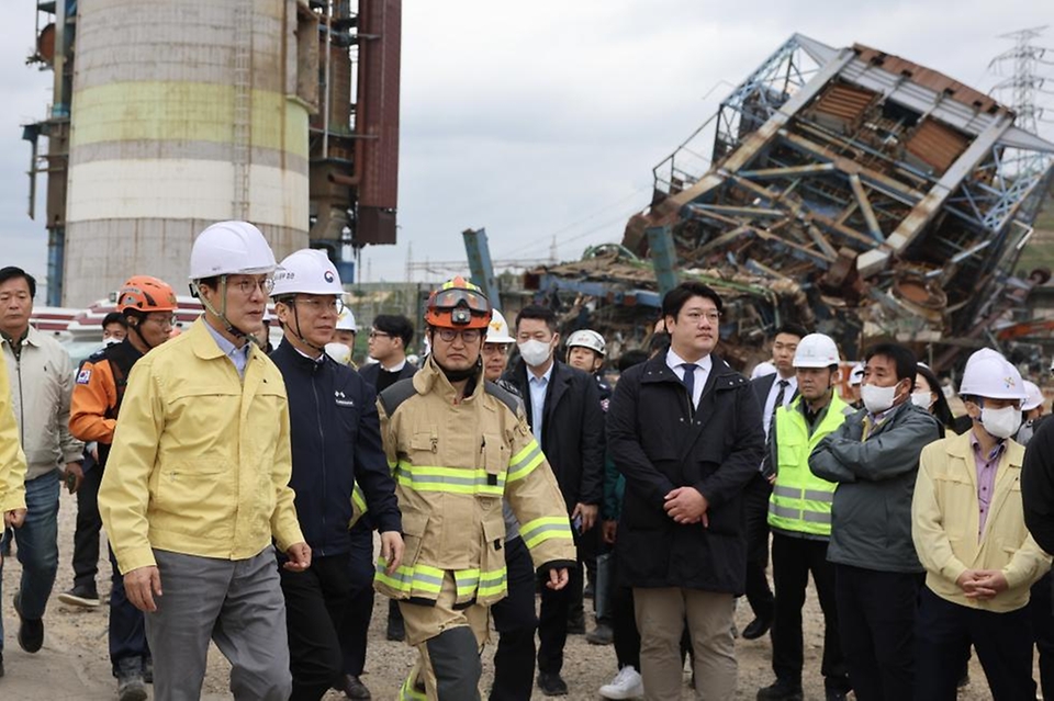 김민석 국무총리가 8일 울산 남구 화력발전소 매몰사고 현장을 방문, 구조 상황을 점검하고 있다.
