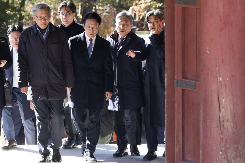 김민석 국무총리가 10일 서울시의 종묘 앞 고층건물 허용과 관련 허민 국가유산청장, 유홍준 국립중앙박물관장 등과 함께 종로구 종묘를 방문, 외부 조망을 점검하고 있다.