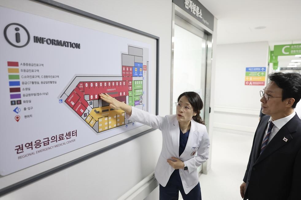 김민석 국무총리가 12일 권역응급의료센터 현장점검 차 성북구 고려대학교 안암병원을 방문, 시설을 둘러보고 현황 보고를 받고 있다.