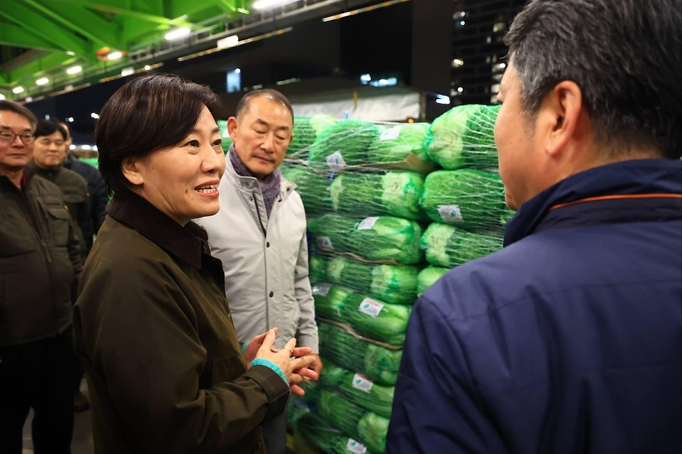 송미령 농림축산식품부 장관은 2025.11.12.(수) 서울 송파구에 위치한 가락시장을 찾아, 배추·무 등 주요 김장재료의 출하상황과 도매가격 등을 점검하였습니다.