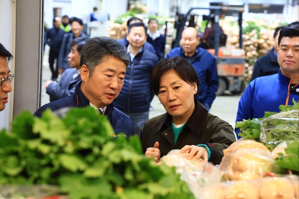 송미령 농림축산식품부 장관은 2025.11.12.(수) 서울 송파구에 위치한 가락시장을 찾아, 배추·무 등 주요 김장재료의 출하상황과 도매가격 등을 점검하였습니다.