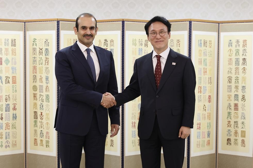 김민석 국무총리가 12일 세종대로 정부서울청사에서 사드 빈 셰리다 알-카비 카타르 에너지 담당 국무장관을 접견, 인사 및 환담을 나누고 있다.