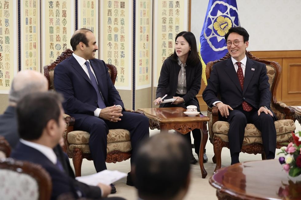 김민석 국무총리가 12일 세종대로 정부서울청사에서 사드 빈 셰리다 알-카비 카타르 에너지 담당 국무장관을 접견, 인사 및 환담을 나누고 있다.
