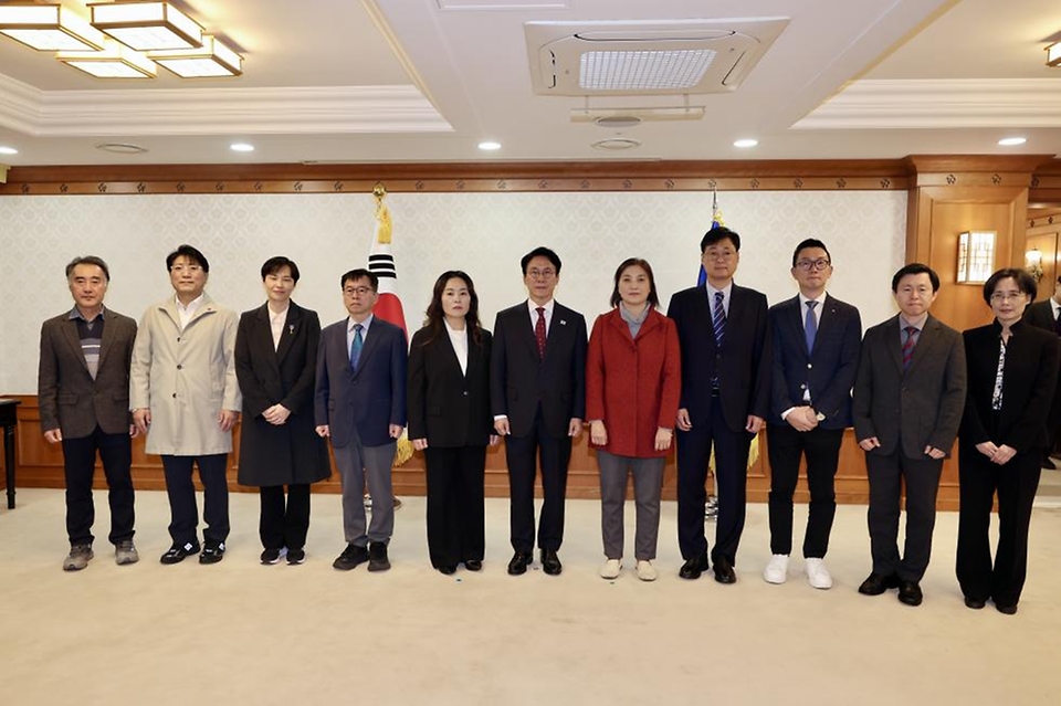 김민석 국무총리가 12일 세종대로 정부서울청사에서 열린 12.29 여객기참사 피해지원 및 추모위원회를 주재하고 있다.