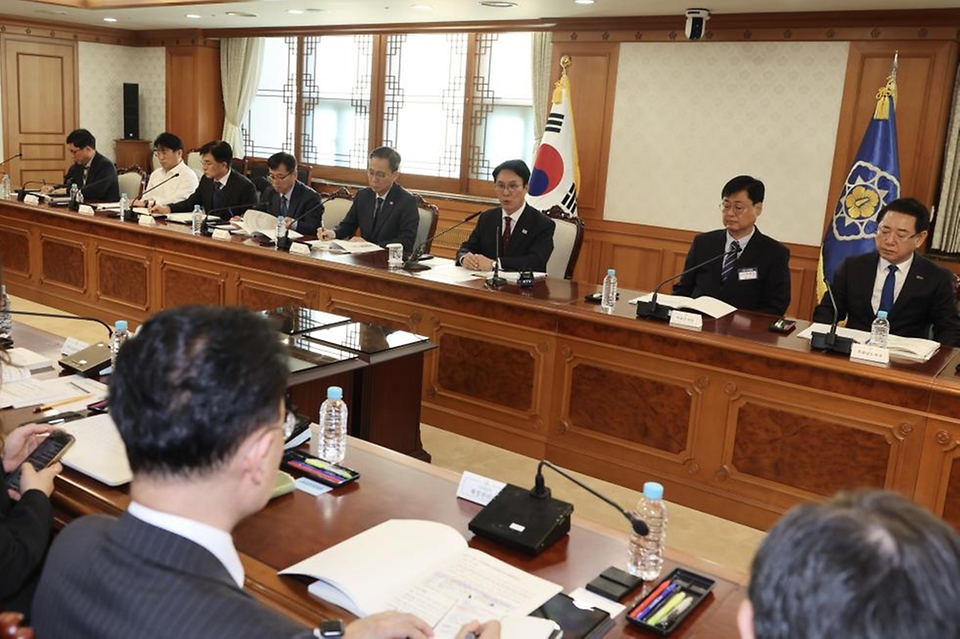 김민석 국무총리가 12일 세종대로 정부서울청사에서 열린 12.29 여객기참사 피해지원 및 추모위원회를 주재하고 있다.