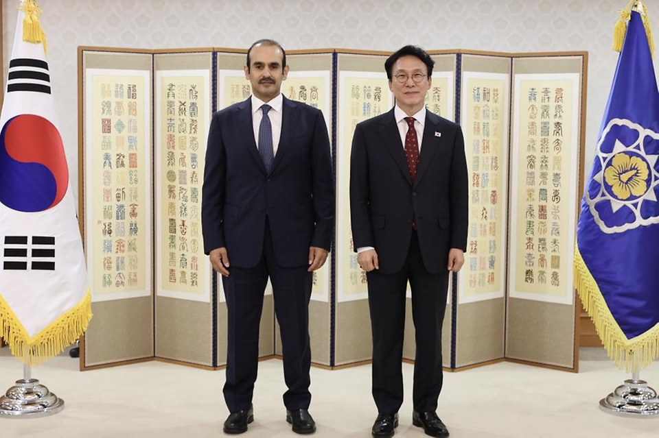 김민석 국무총리가 12일 세종대로 정부서울청사에서 사드 빈 셰리다 알-카비 카타르 에너지 담당 국무장관을 접견, 인사 및 환담을 나누고 있다.