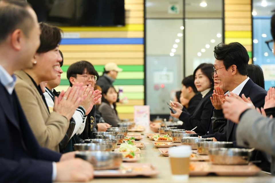 김민석 국무총리가 17일 '천원의 아침밥'을 제공하는 종로구 성균관대학교 은행골식당을 방문, 학생들과 대화를 하며 식사를 하고 있다.