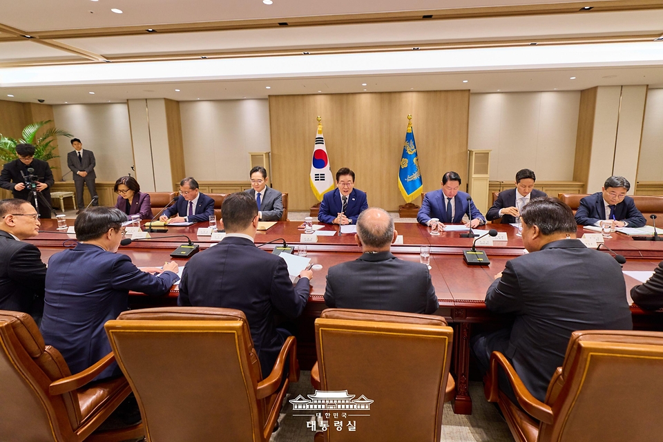 이재명 대통령이 16일 서울 용산 대통령실 청사에서 열린 한미 관세협상 후속 민관 합동회의에서 발언하고 있다.