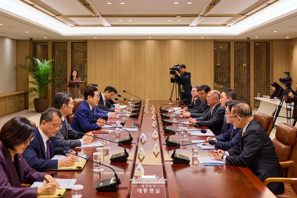 이재명 대통령이 16일 서울 용산 대통령실 청사에서 열린 한미 관세협상 후속 민관 합동회의에서 발언하고 있다.