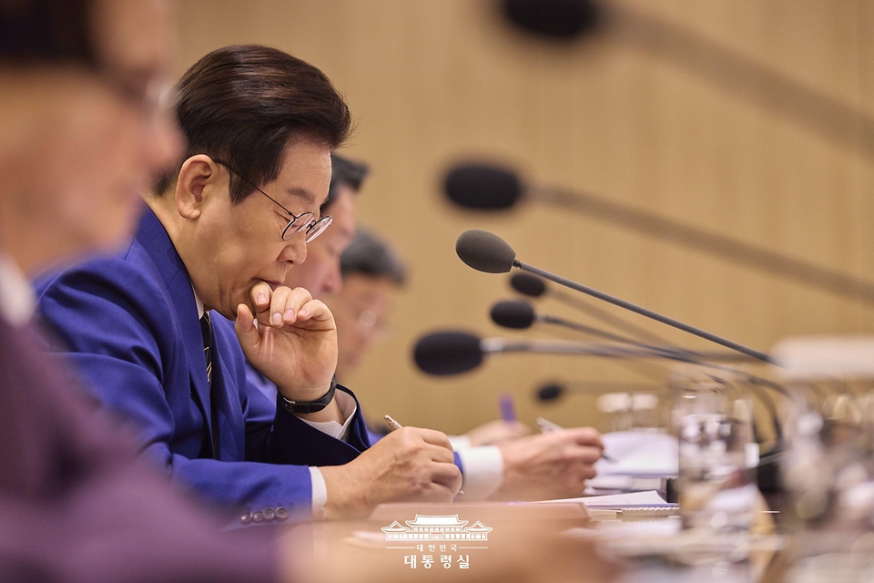 이재명 대통령이 16일 서울 용산 대통령실 청사에서 열린 한미 관세협상 후속 민관 합동회의에서 자료를 살펴보고 있다.