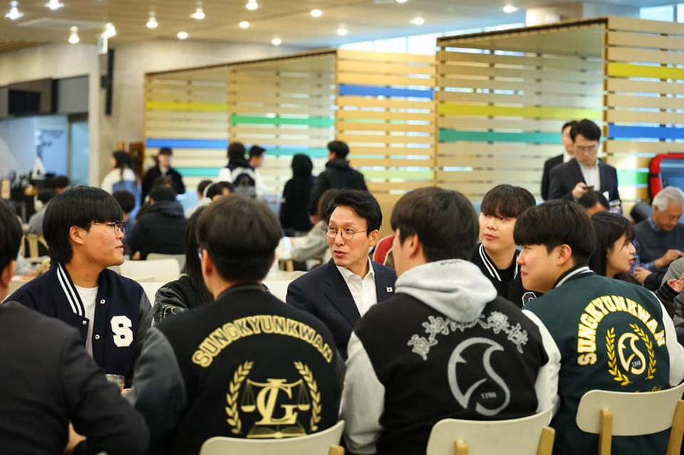 김민석 국무총리가 17일 '천원의 아침밥'을 제공하는 종로구 성균관대학교 은행골식당을 방문, 학생들과 대화를 하며 식사를 하고 있다.