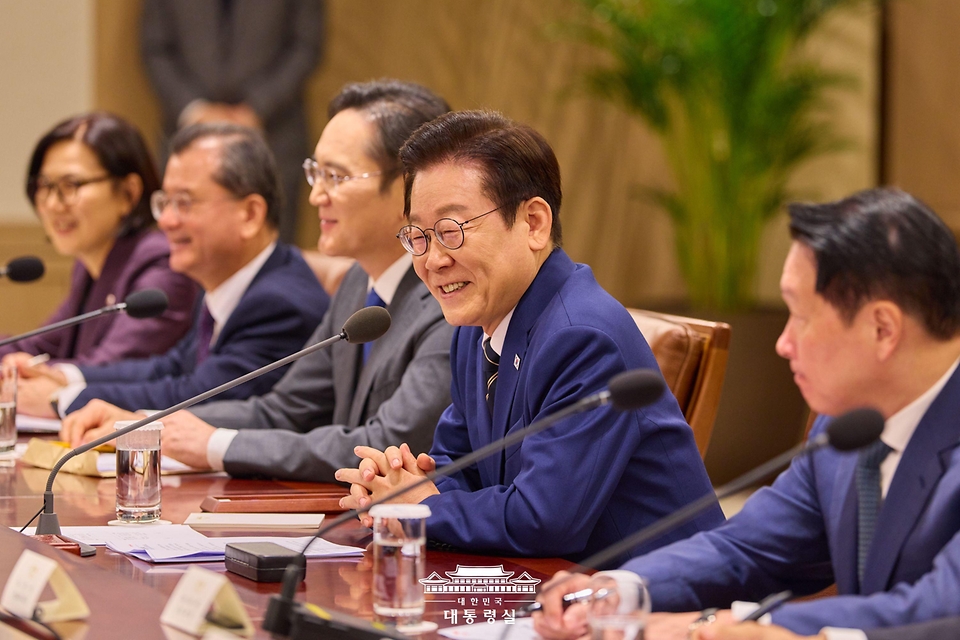 이재명 대통령이 16일 서울 용산 대통령실 청사에서 열린 한미 관세협상 후속 민관 합동회의에서 발언하고 있다.