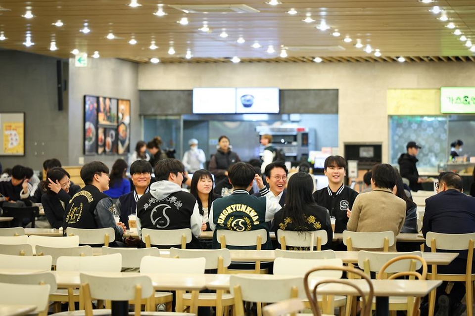 김민석 국무총리가 17일 '천원의 아침밥'을 제공하는 종로구 성균관대학교 은행골식당을 방문, 학생들과 대화를 하며 식사를 하고 있다.