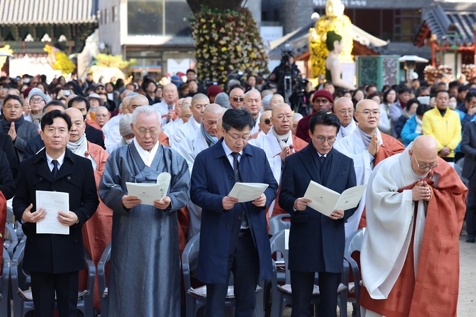 김민석 국무총리가 18일 종로구 조계사에서 열린 산재사망 희생자 추모 위령재에서 추모사 및 참배를 하고 있다.