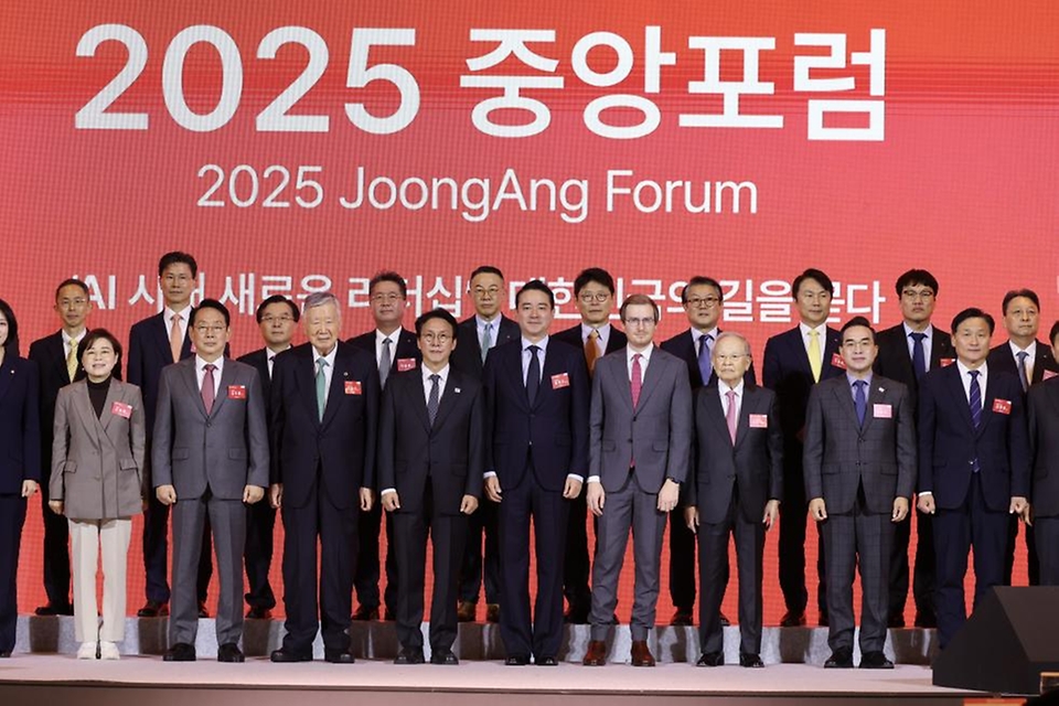 김민석 국무총리가 19일 중구 롯데호텔에서 열린 2025 중앙포럼에 참석, 축사를 하고 있다.
