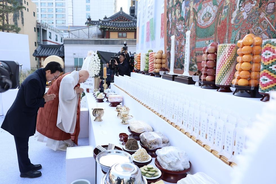 김민석 국무총리가 18일 종로구 조계사에서 열린 산재사망 희생자 추모 위령재에서 추모사 및 참배를 하고 있다.