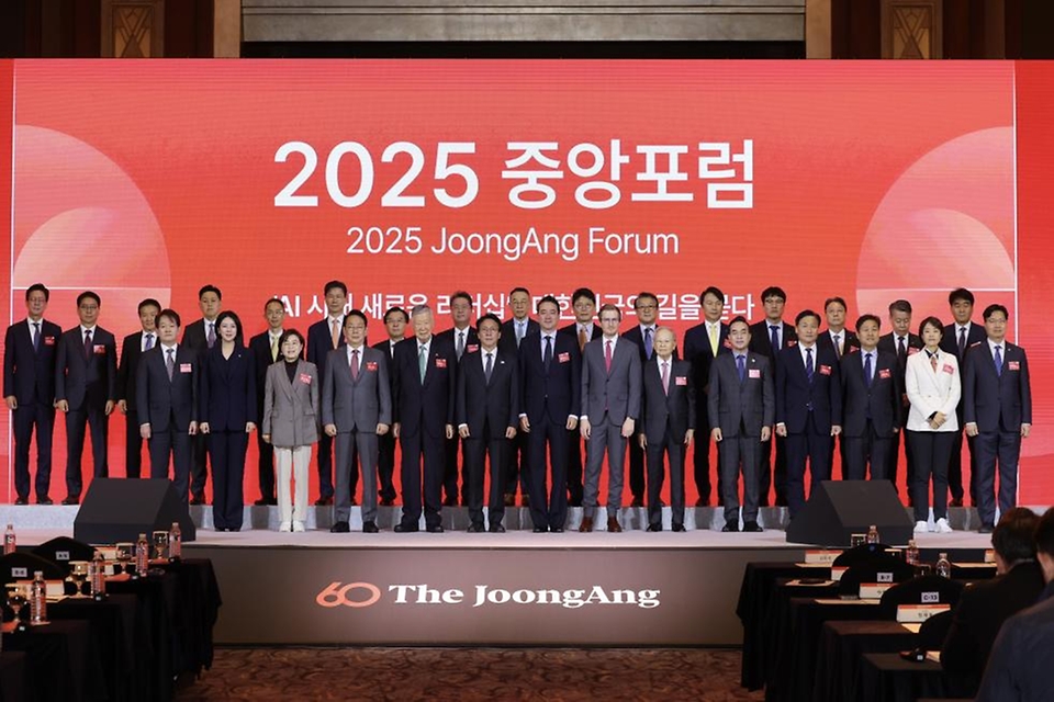 김민석 국무총리가 19일 중구 롯데호텔에서 열린 2025 중앙포럼에 참석, 축사를 하고 있다.