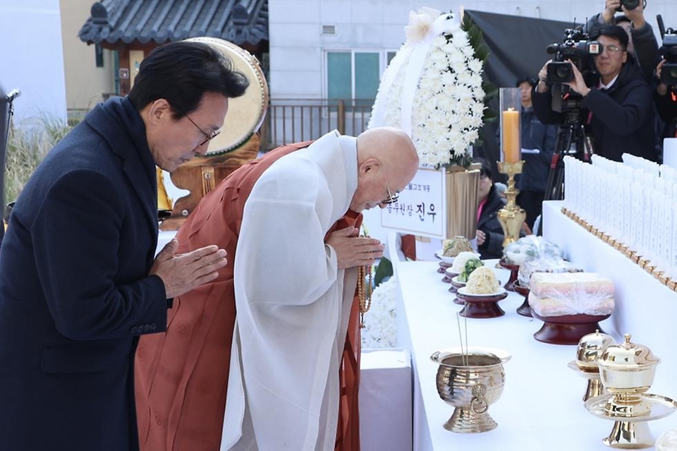 김민석 국무총리가 18일 종로구 조계사에서 열린 산재사망 희생자 추모 위령재에서 추모사 및 참배를 하고 있다.